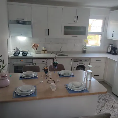 Apartmán Cozy Flat With Balcony Near To Popular Beaches In