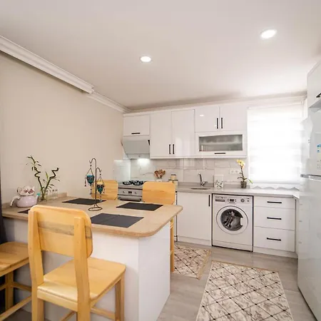 Apartman Cozy Flat With Balcony Near To Popular Beaches In